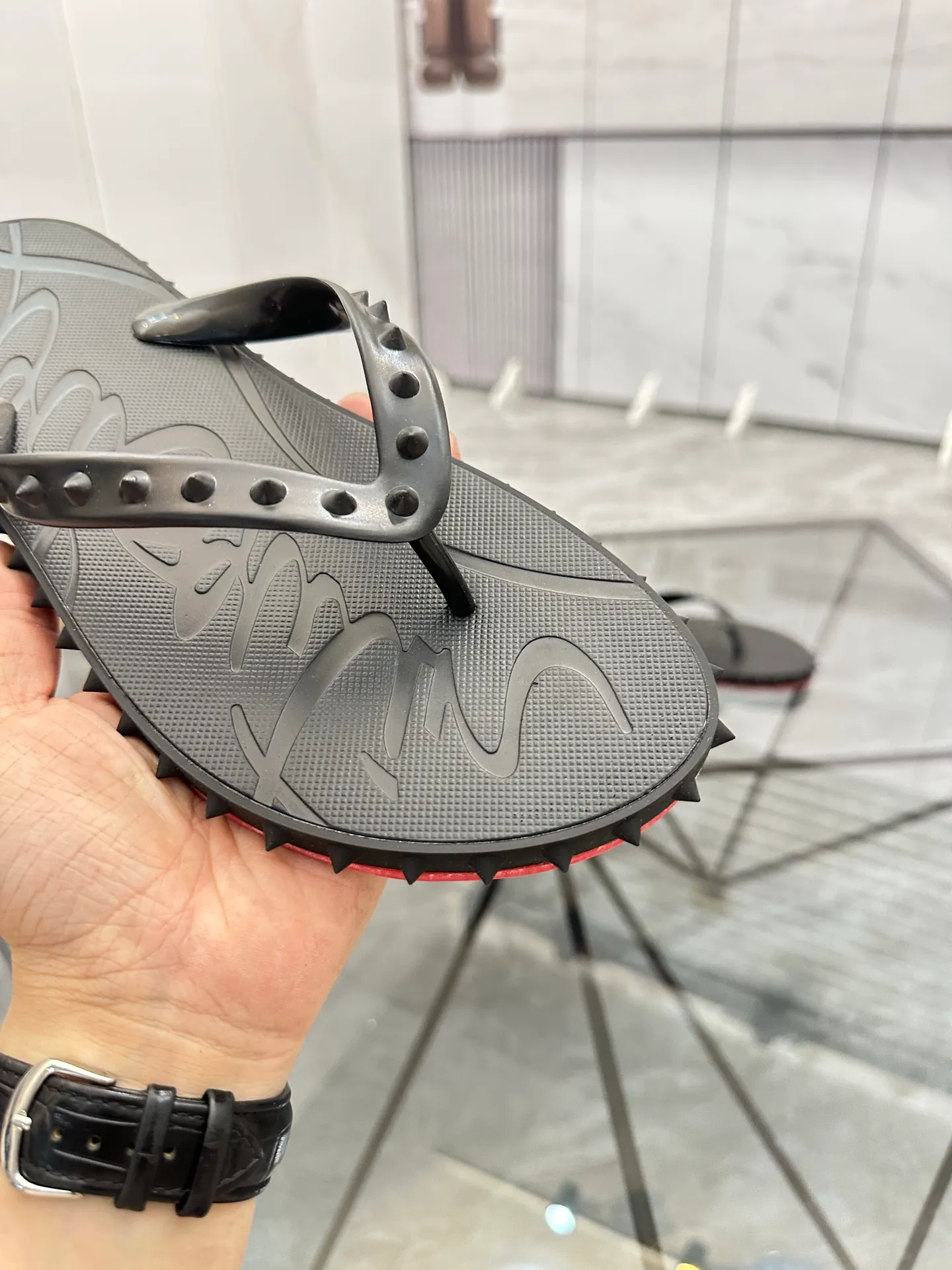 Men's shoes: 💰P280¥ Product trademark: CL red-soled shoes* "CL*" flip-flops Regular size: 36-44 (can be customized to 45.46) Couple style Product materials: Original material from upper counter, 5D color printing process, high-end rivets, original lining, original outsole. Number: 789